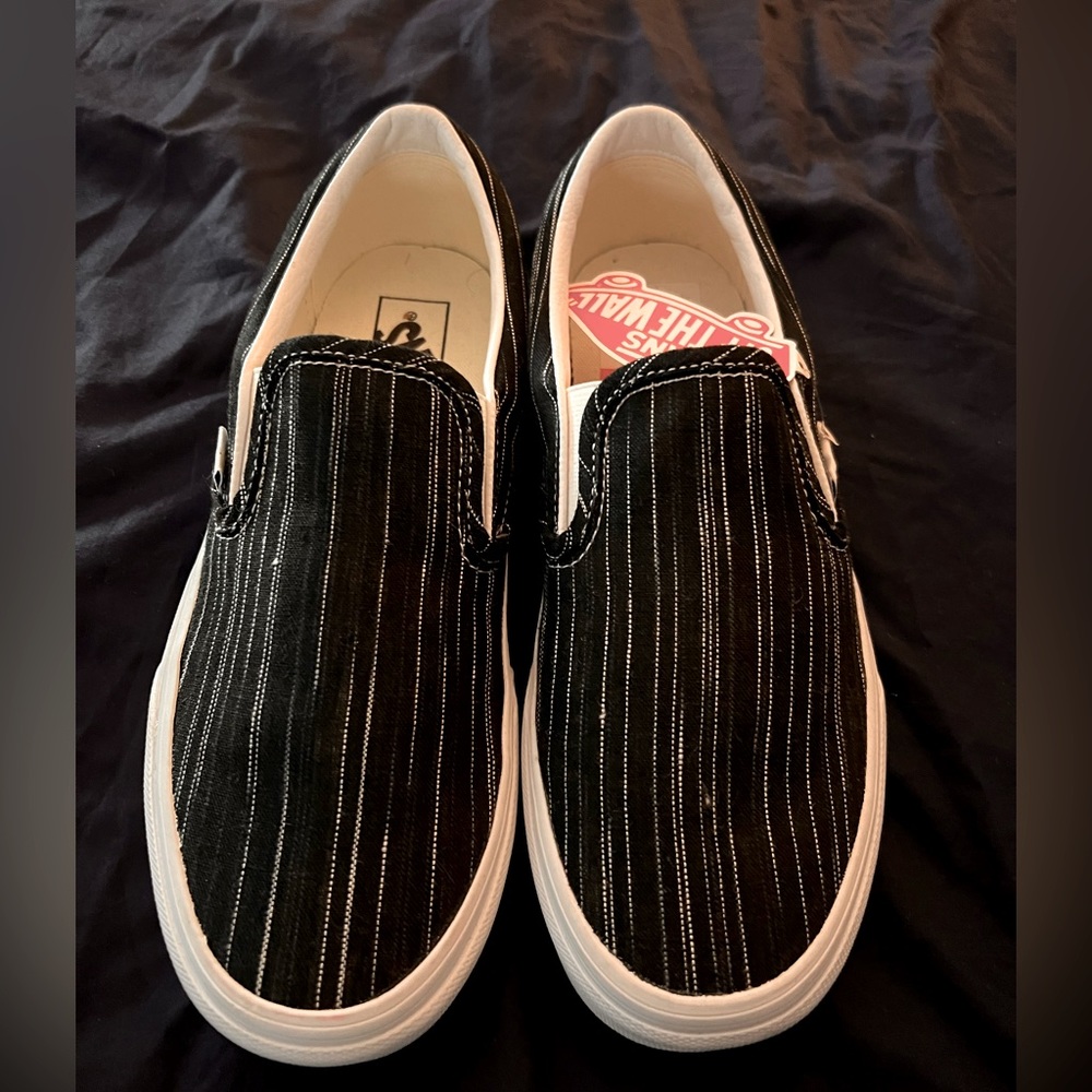 Vans Classic Slip-On
(Suiting) Black/Stripes
VNOA4U382PW
US MEN 8.0
US WOMEN 9.5